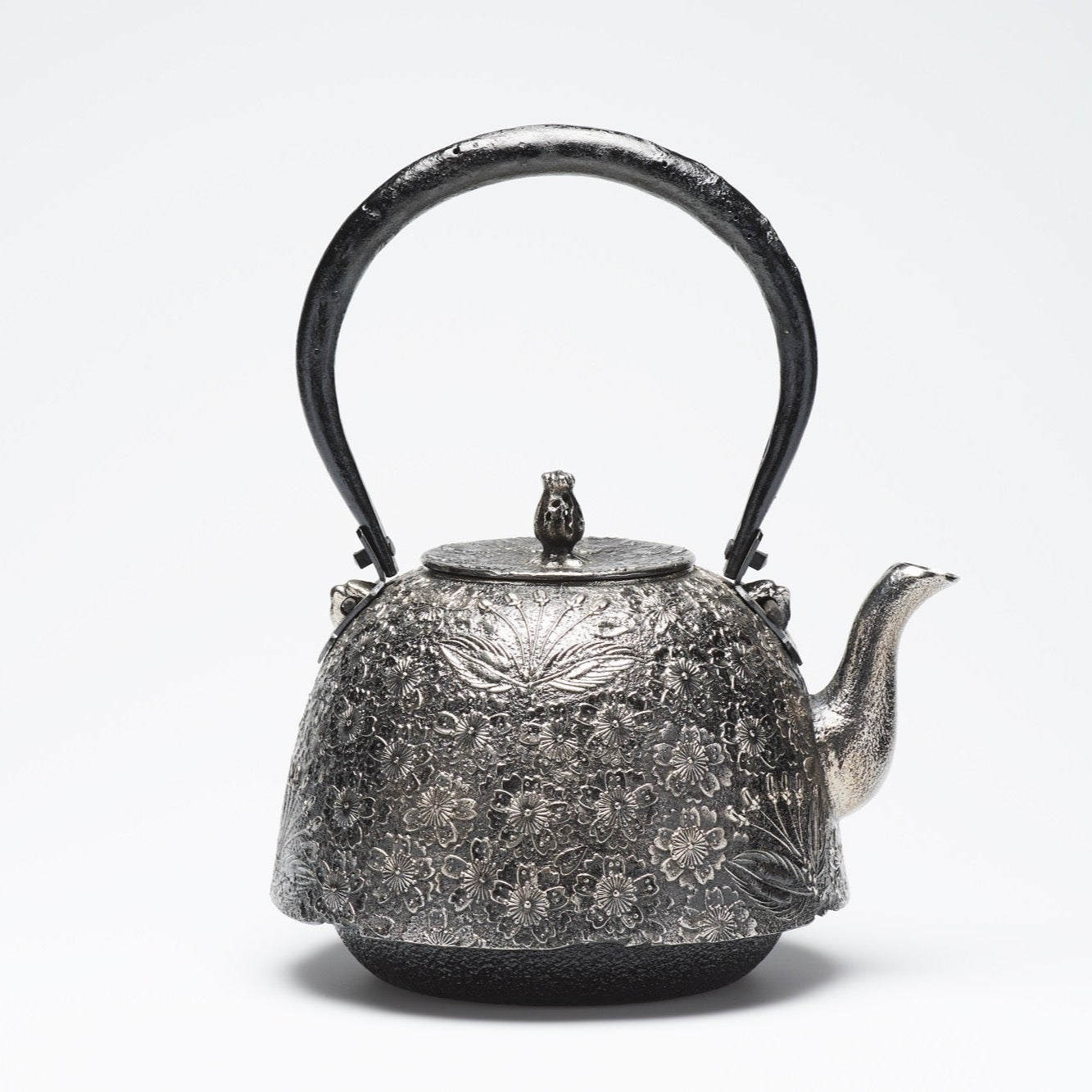 リサイクル南部鉄瓶 砂鉄 南部型 2.0L 桜模様 – MATEC PRODUCTS