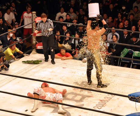 デスマッチ頂上血戦「伊東竜二vs.葛西純」の続きは『別冊ミルホン