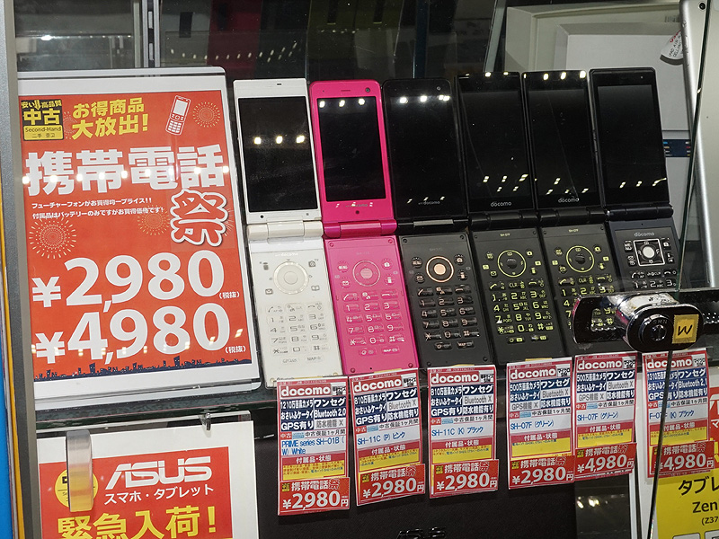 ガラケーが税抜き2,980円！「携帯電話祭」がソフマップで開催中 （取材