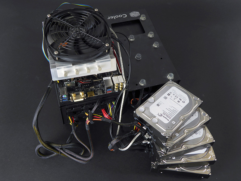 8TB×5台＝40TBが「手に届く夢」に！「レビューの余り」で構築してみた