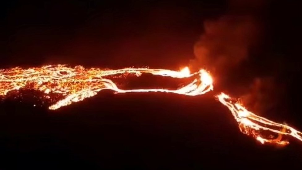 アイスランドの首都近くで火山噴火 約800年ぶり - BBCニュース