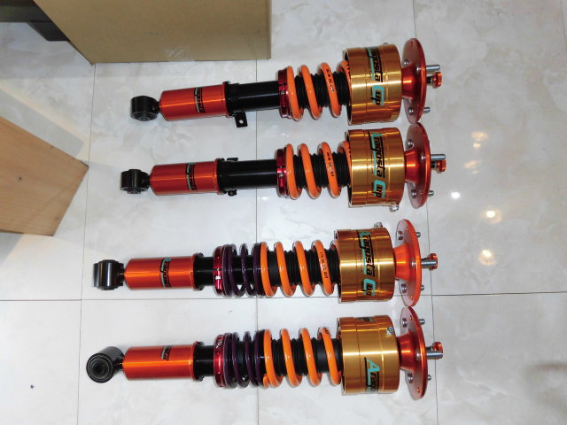 NSXへアラゴスタCUPの装着作業です。