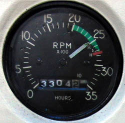 飛行機のManifold Pressure Gauge と Tachometer （RPM）