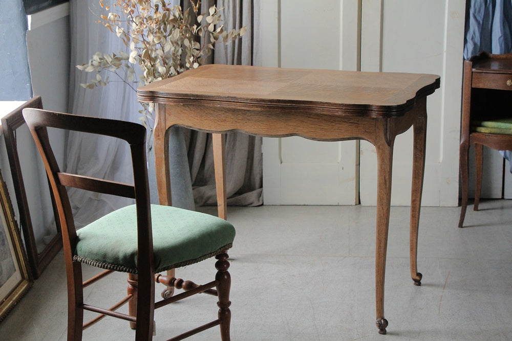 1930年代オーク材剥離仕上げの拡張式カードテーブル（横幅89.5-118.5cm