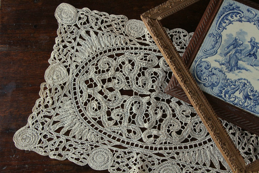 二つの手法が使われた四角いドイリー（47x32cm） フランスアンティーク