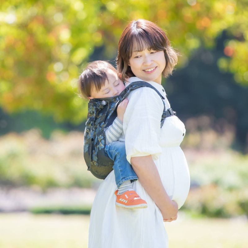 妊娠中もおんぶがしやすいおんぶ紐｜ディデイゴー ブルーブロッサム