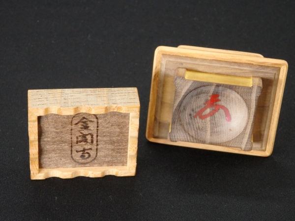 有馬頼底書付 誠中造 金閣寺夕佳亭古材 金閣寺形香合 | 坂井春明堂