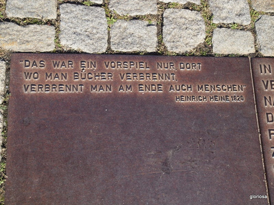 書を焼く者は人をも焼く」。ハイネの言葉が現実になった焚書事件