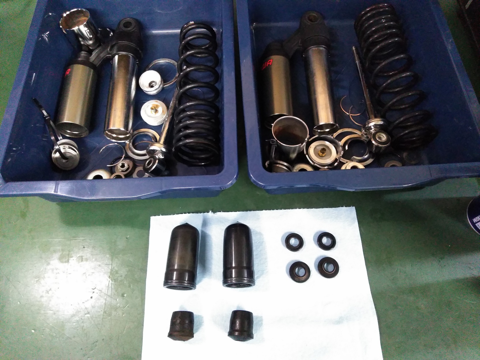 CB400SF(NC42)純正リアショックのオーバーホール | johnny's factory