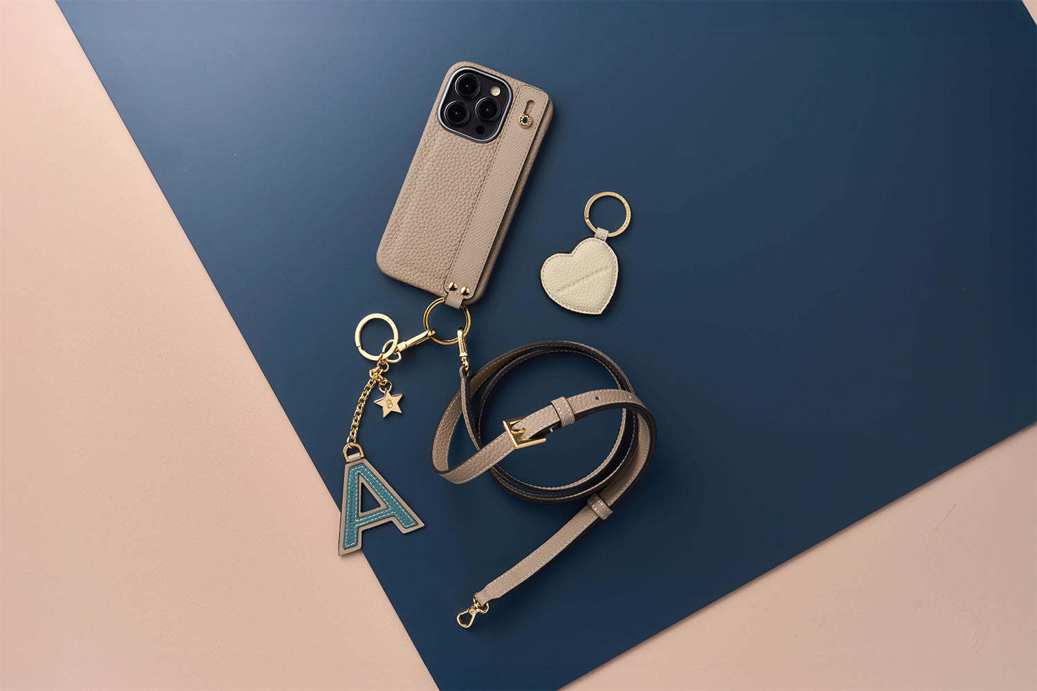 上質なレザーのベルト・ハンドル付き iPhone / スマホケース