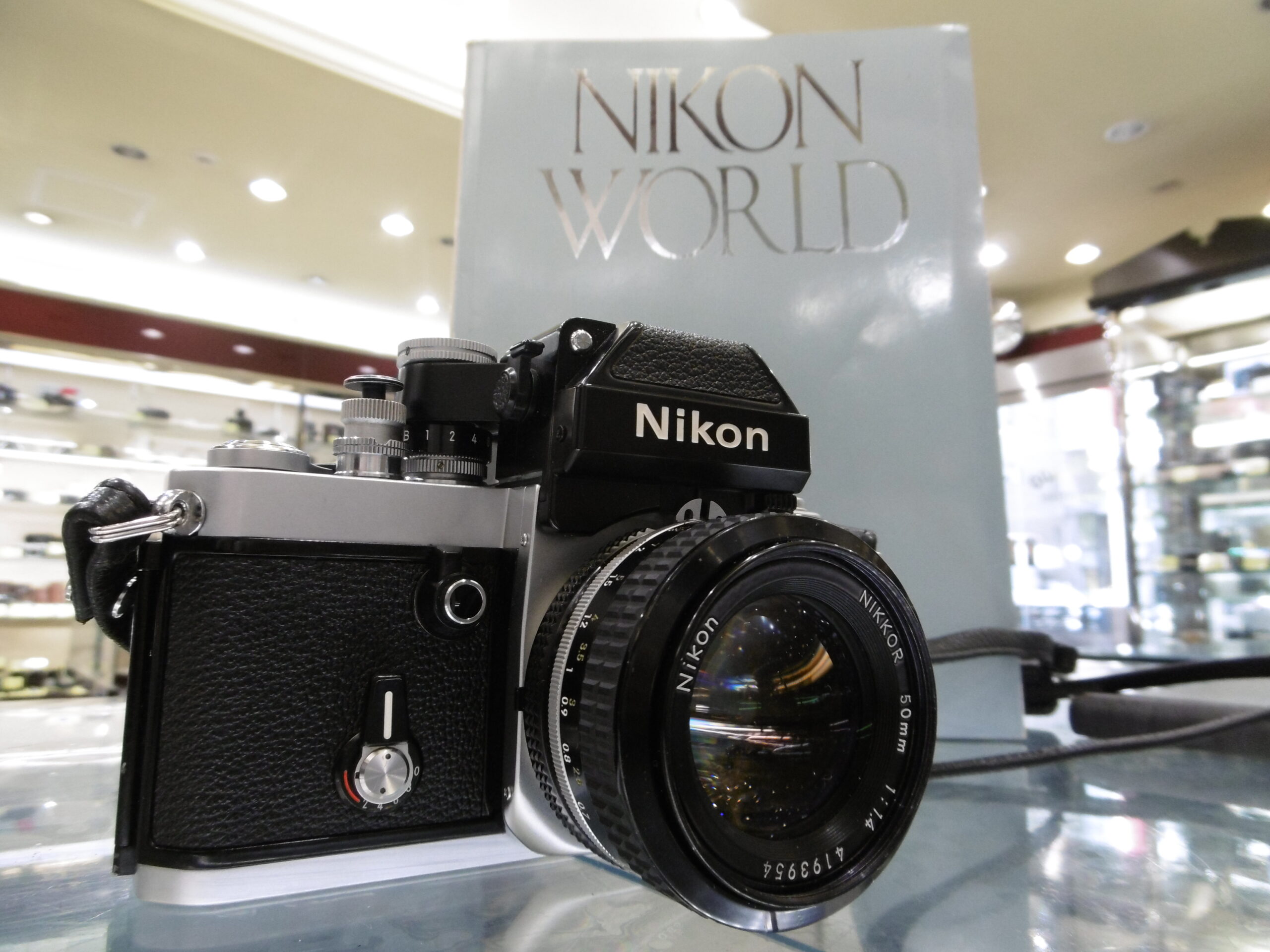 機械式一眼レフの完成形「ニコンF2」