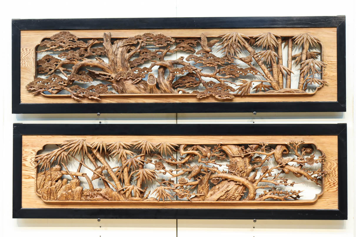 縁起良い松竹梅の彫刻を黒枠で囲い上品な面持ちの深彫り彫刻欄間