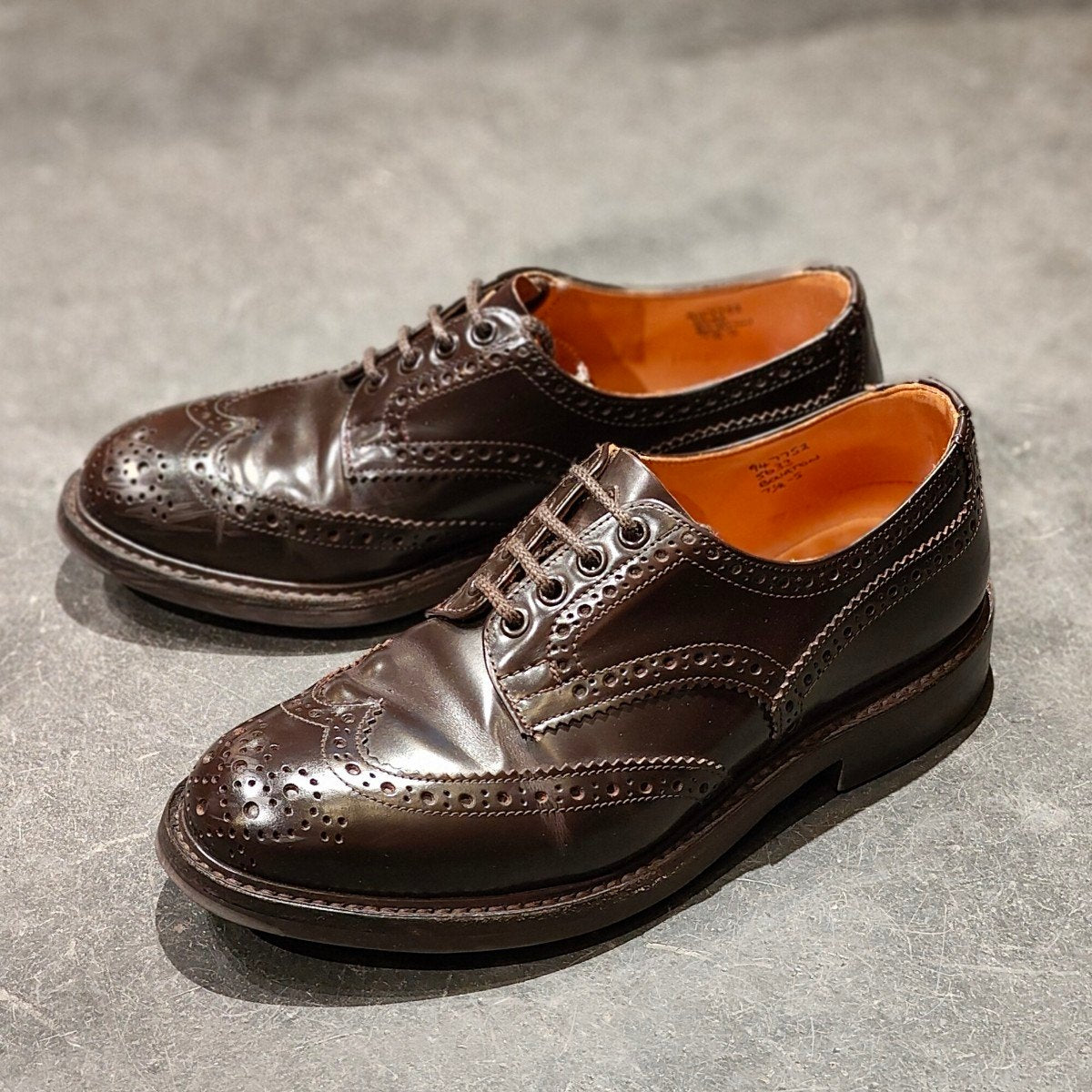 美品【Tricker's】トリッカーズ バートン ウイングチップ ガラスレザー