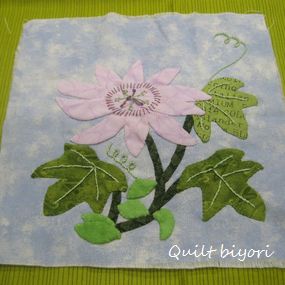 花のアップリケのタペストリー♪ : 猫日和。キルト日和。