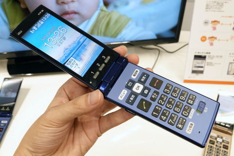 au向け京セラ製フィーチャーフォン「かんたんケータイ KYF38」を写真で