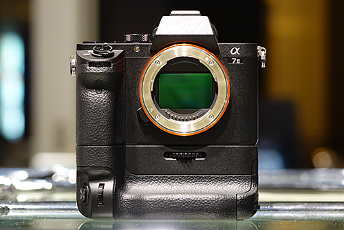 今回はかなり使える！「α7 II」専用 縦位置グリップ「VG-C2EM」 外観