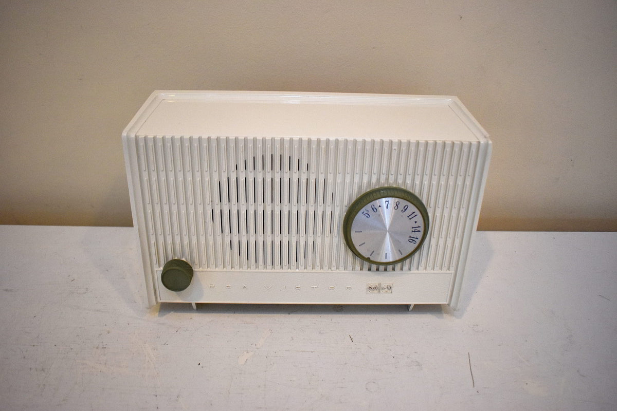 Alpina White 1964 RCA Victor Model RFA-11W AM Vacuum Tube Alarm