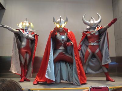 ウルトラマンタロウ＆ウルトラの父＆ウルトラの母 3ヒーロー握手・写真
