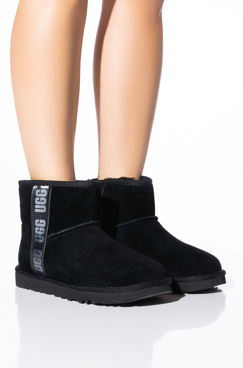 UGG CLASSIC MINI SIDE LOGO II – AKIRA
