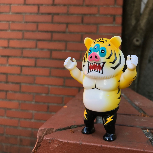 アートジャンキー x One up. ブタイガー レッド ソフビ アート