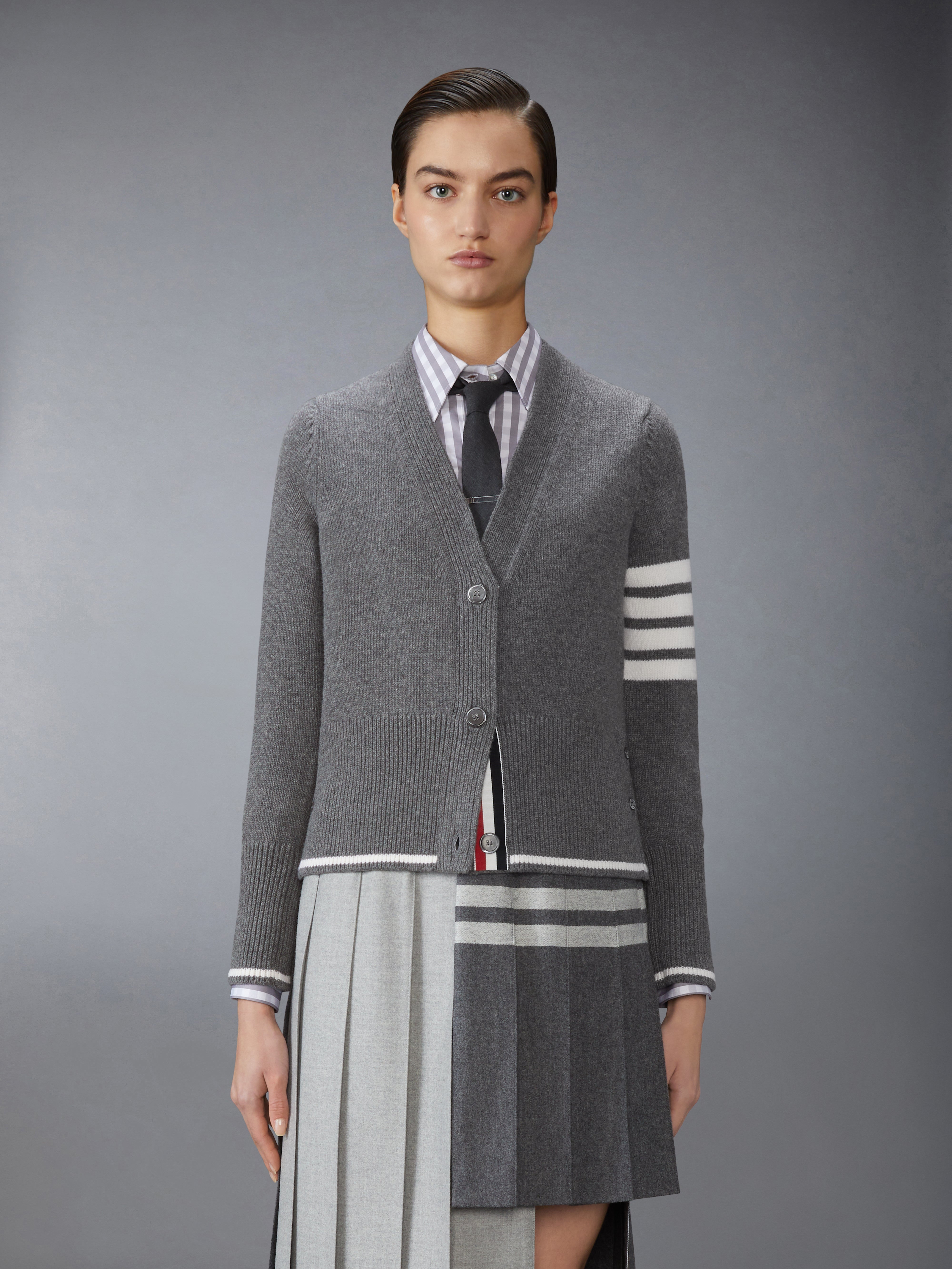 ファインメリノ インターシャ ガチョウ 4-BAR Vネック カーディガン