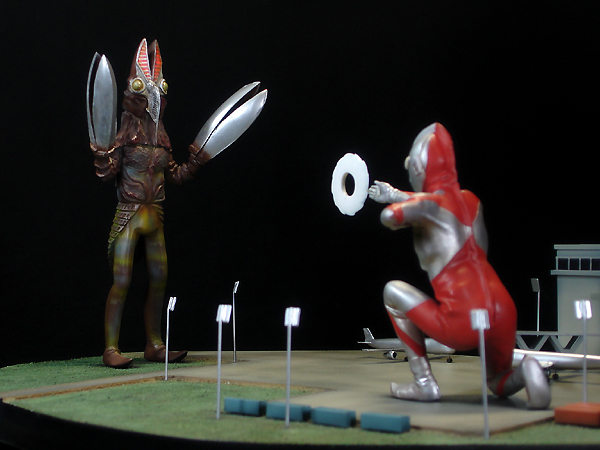 怪獣無法地帯】 MG ウルトラマンBタイプ対バルタン星人二代目 ジオラマ