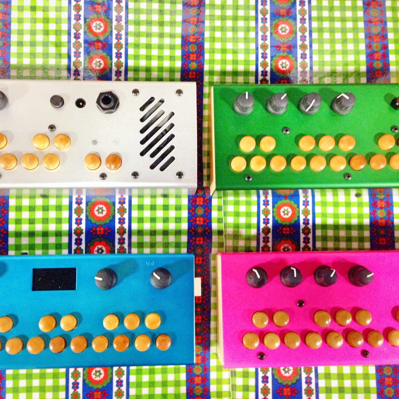 無限の可能性とポップな見た目が共存した、Critter Guitari