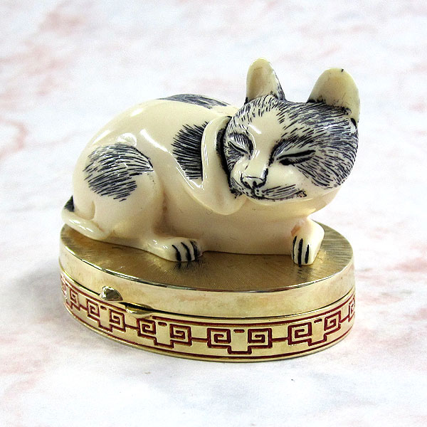 エスティ・ローダー 猫のコンパクト