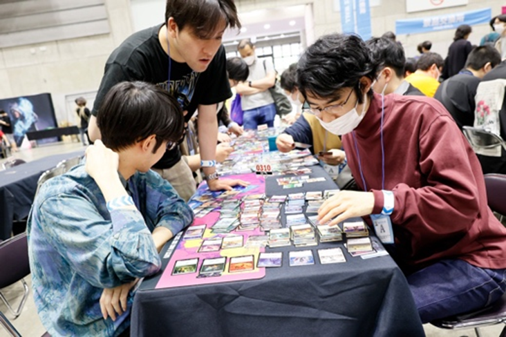 一日中マジックを楽しんで、豪華景品をゲット！ 「マジック大戦祭 2025