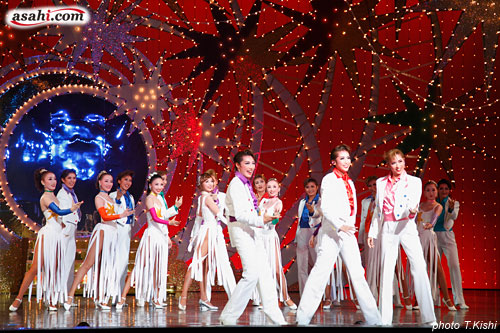 asahi.com（朝日新聞社）：軽いノリの喜歌劇をコミカルに、「ジプシー