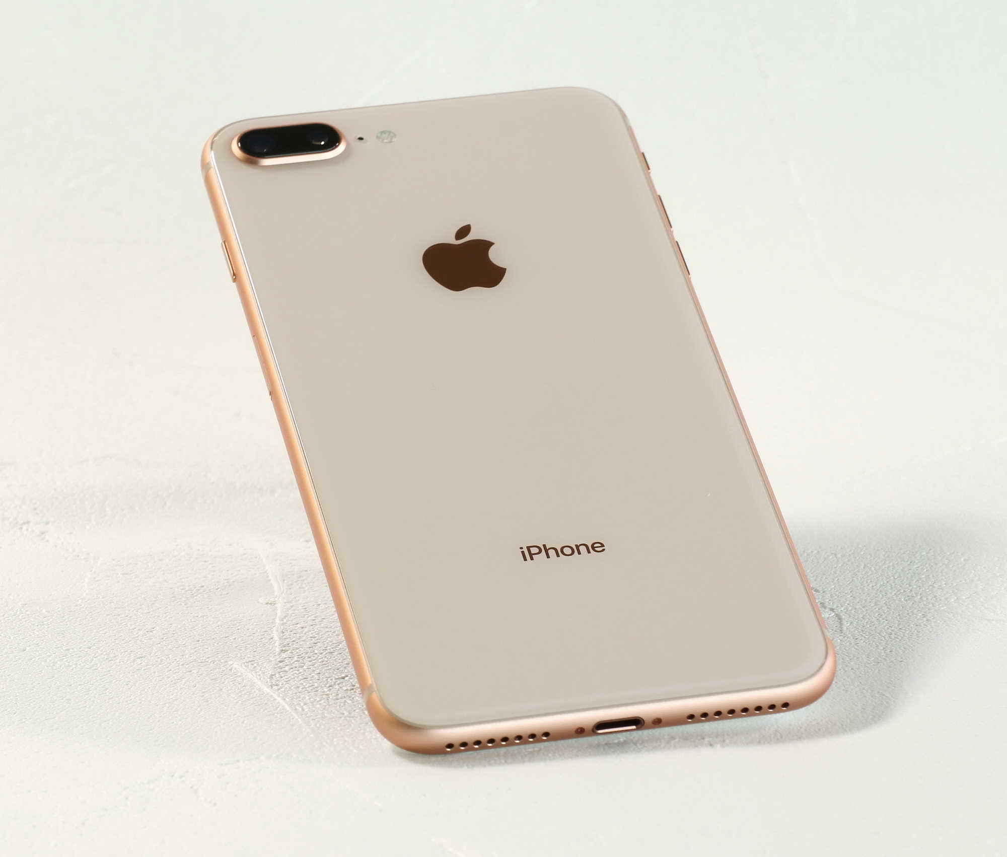 iPhone 8 Plus・ゴールドモデルの内容物。入っているものはiPhone 7