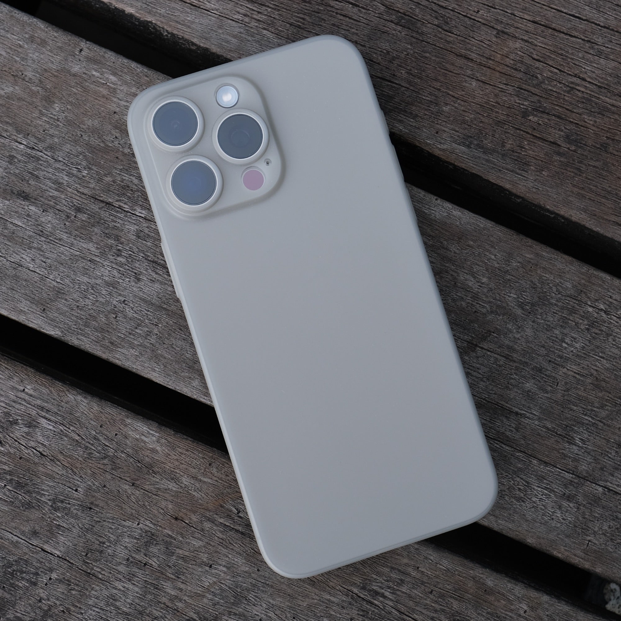 Bare Naked Case - iPhone 15 Pro Max 用の最薄ケース