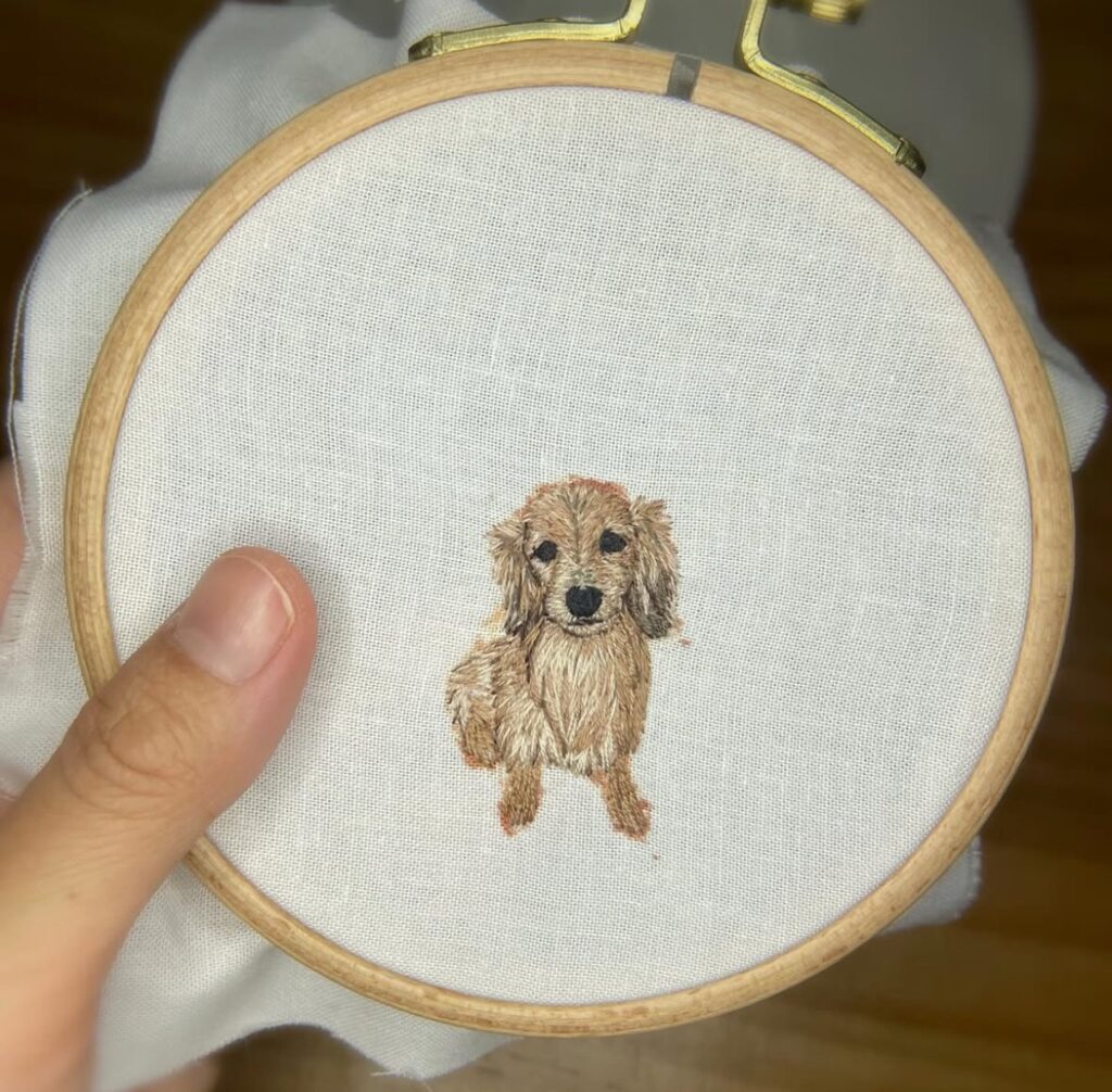 うちの子刺繍】ミニチュアダックスさんのオーダー刺繍です | ちくちく