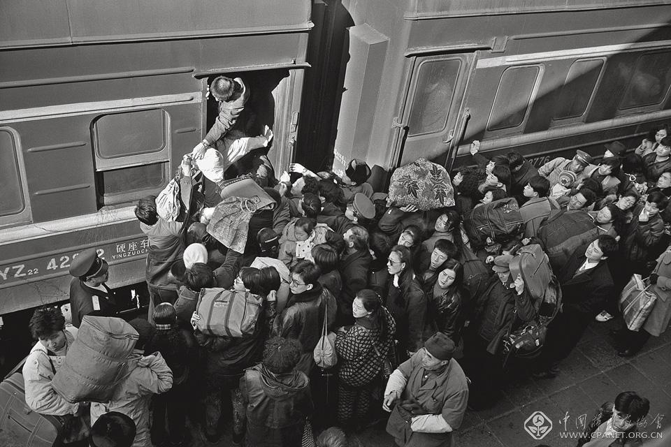 王福春作品：《火车上的中国人》--中国摄影家协会网