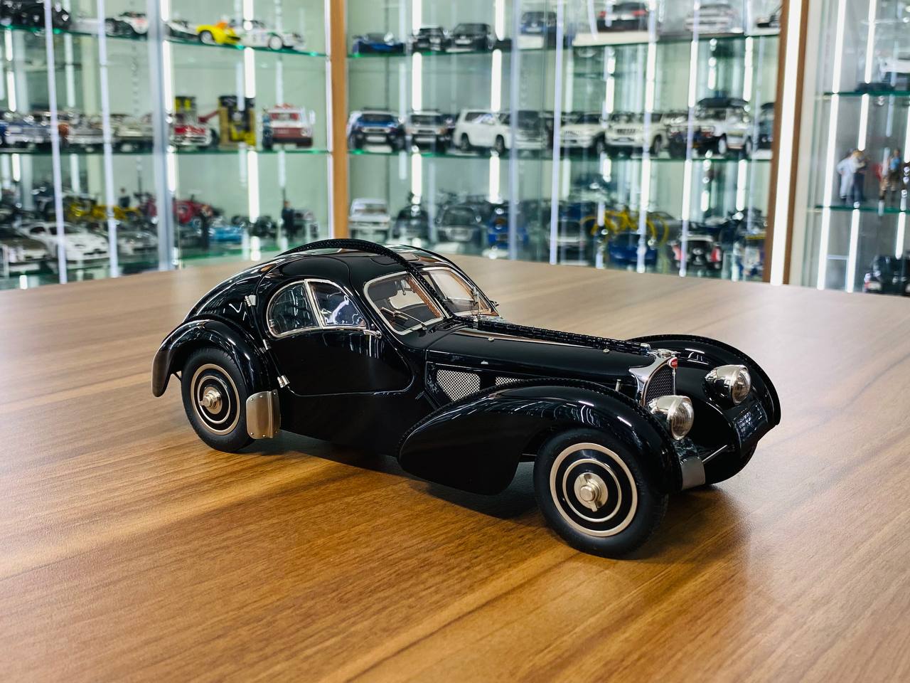 1/18 Diecast CMC Bugatti Typ 57 SC Atlantic Coupe Black Limited