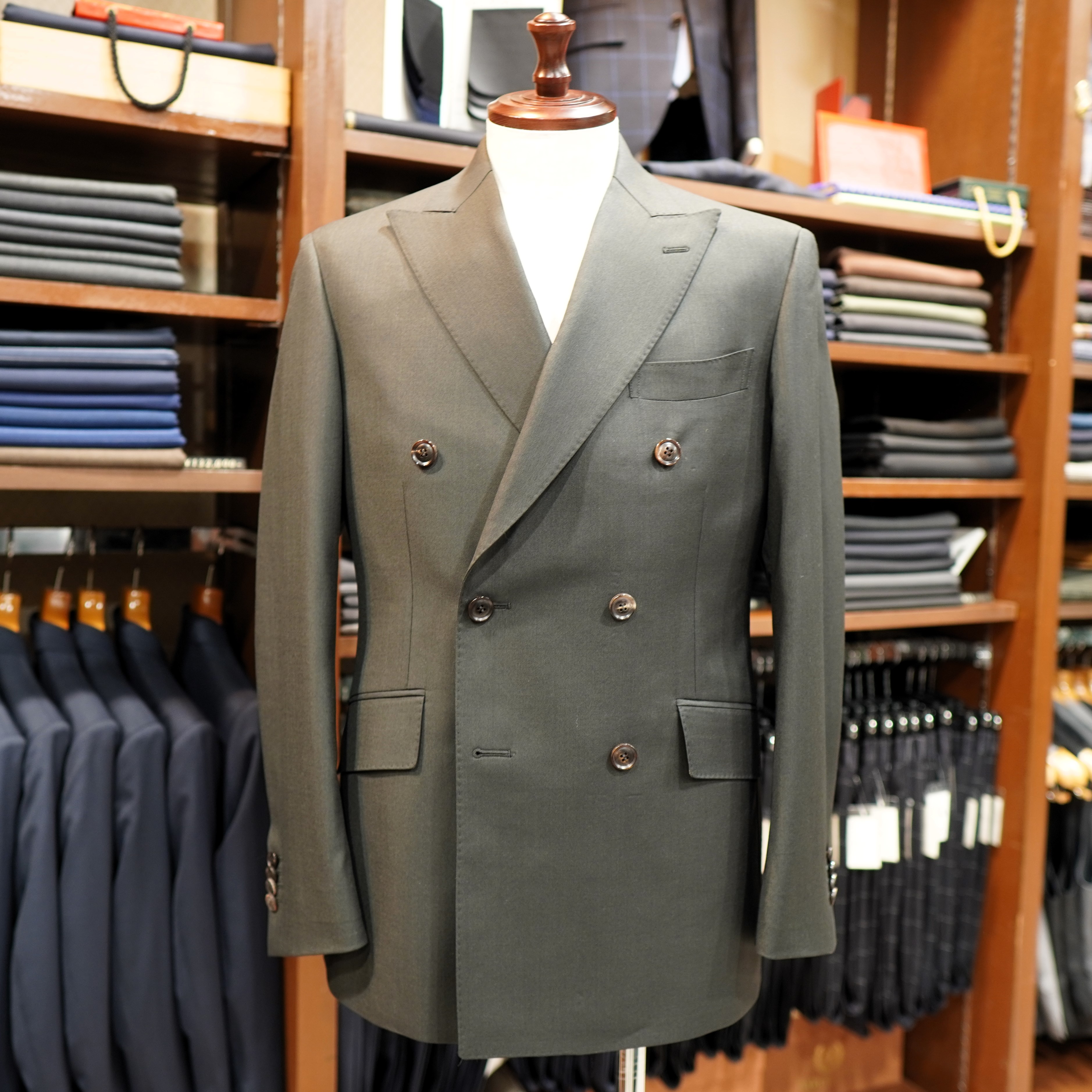 トレンド感満載！ダブルブレスト＆ダークグリーンスーツ | ゑみや洋服店