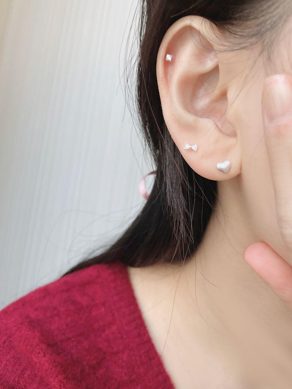 即納】 [925 Silver]超ミニ キュービック シルバー ピアス 18G 韓国