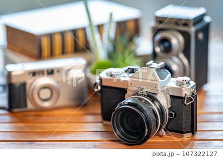 レトロ】フィルムカメラ【ヴィンテージ】の写真素材 [107322127] - PIXTA