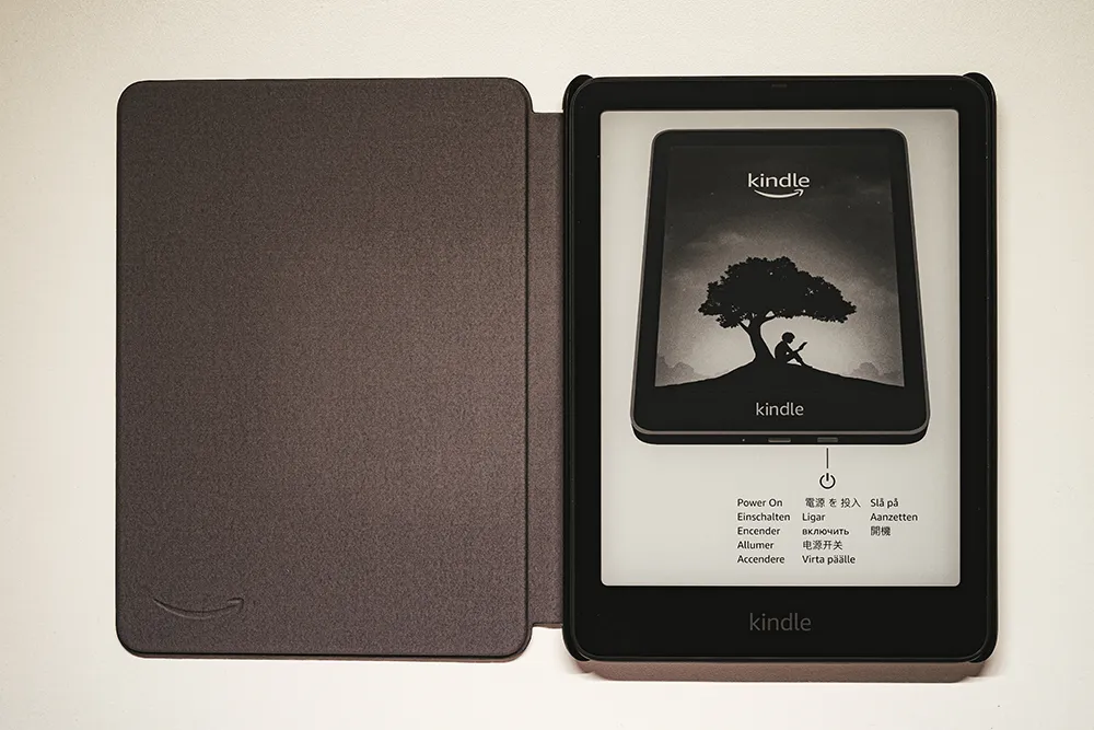 レビュー】Amazon 純正 植物性レザーカバーが Kindle を格上げする
