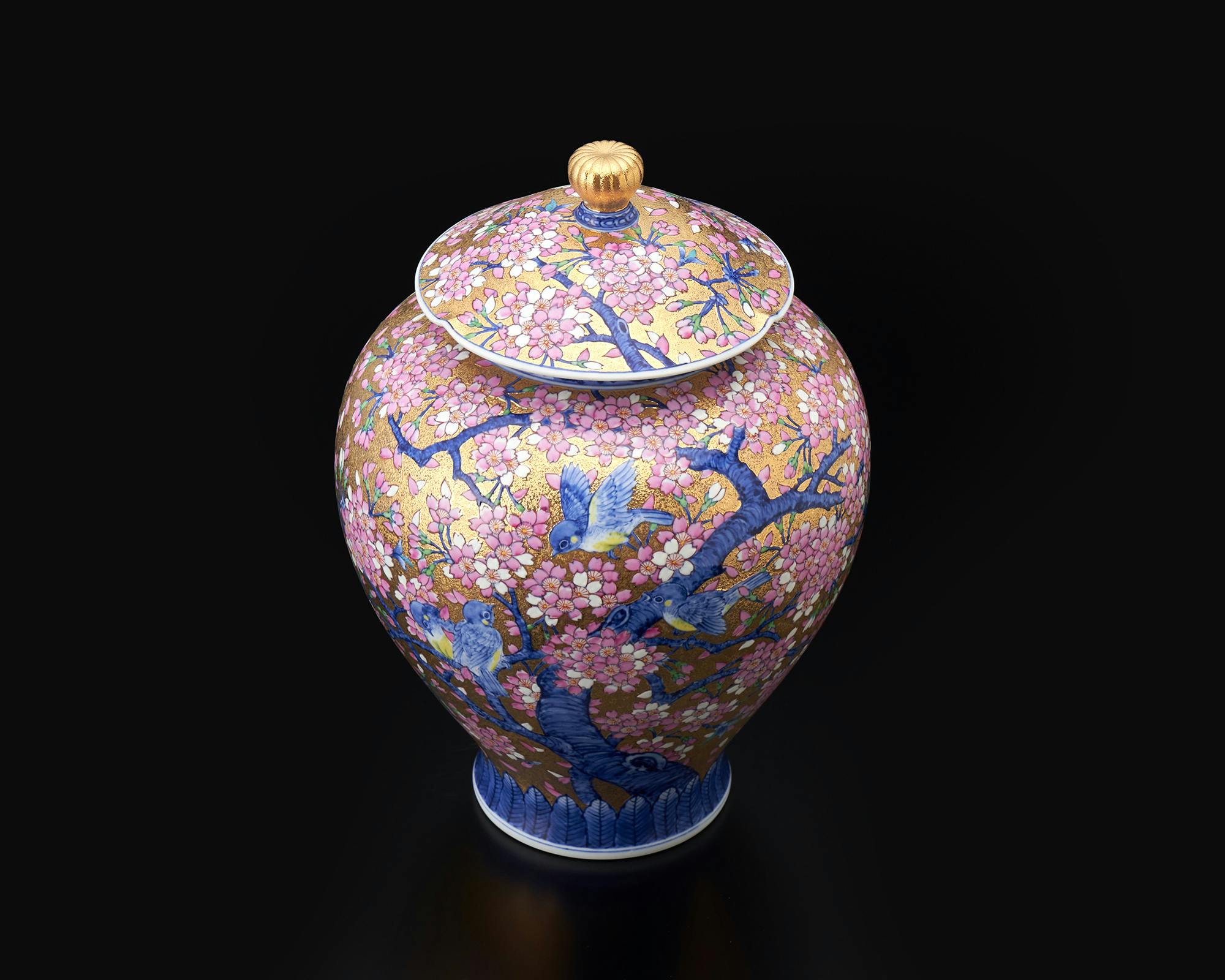 飾り「飾壷 金彩桜花鳥図」 金龍窯 江口天童 有田焼 陶磁器 – Takumi Japan