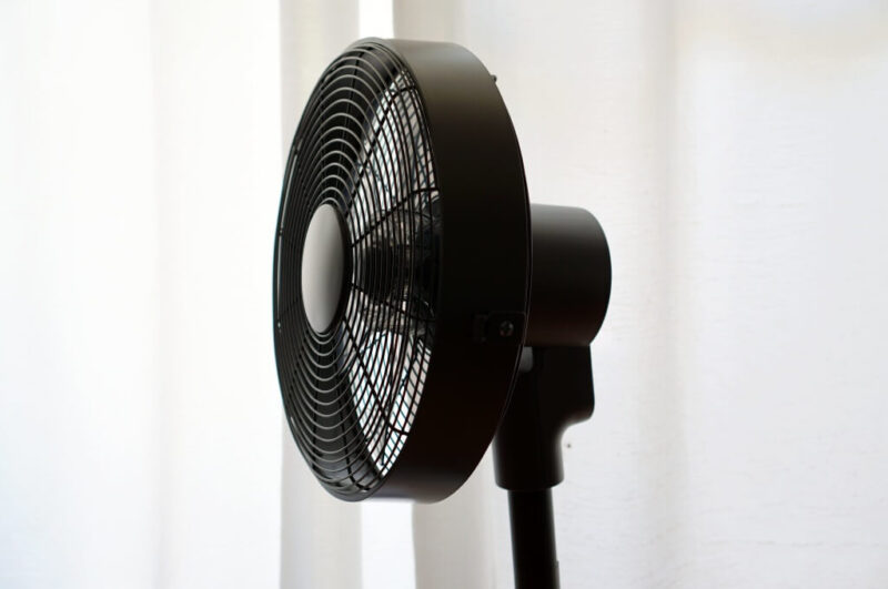 インテリアに馴染む】コイズミのリビング扇風機KLF-3027がミニマルな