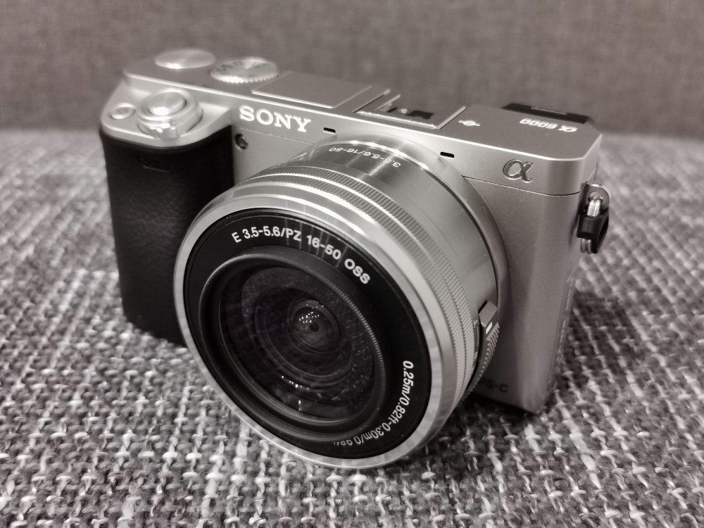 6年前のカメラなのにコスパ最強！？「SONY α6000」ミラーレス一眼