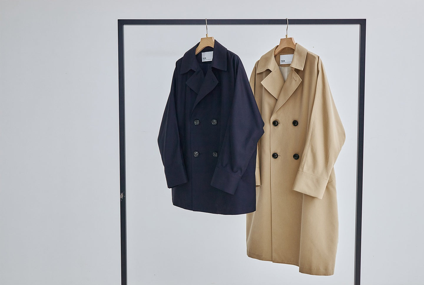 2つのシルエット、変わらない哲学＜テントトレンチコート＞