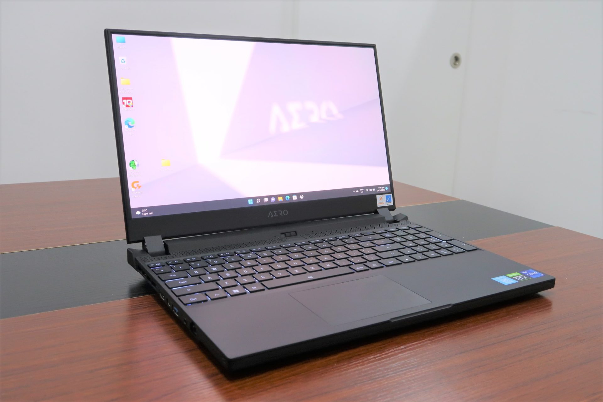 Gigabyte AERO 5 XE4 Notebook Review - Is a 4K AMOLED Panel good
