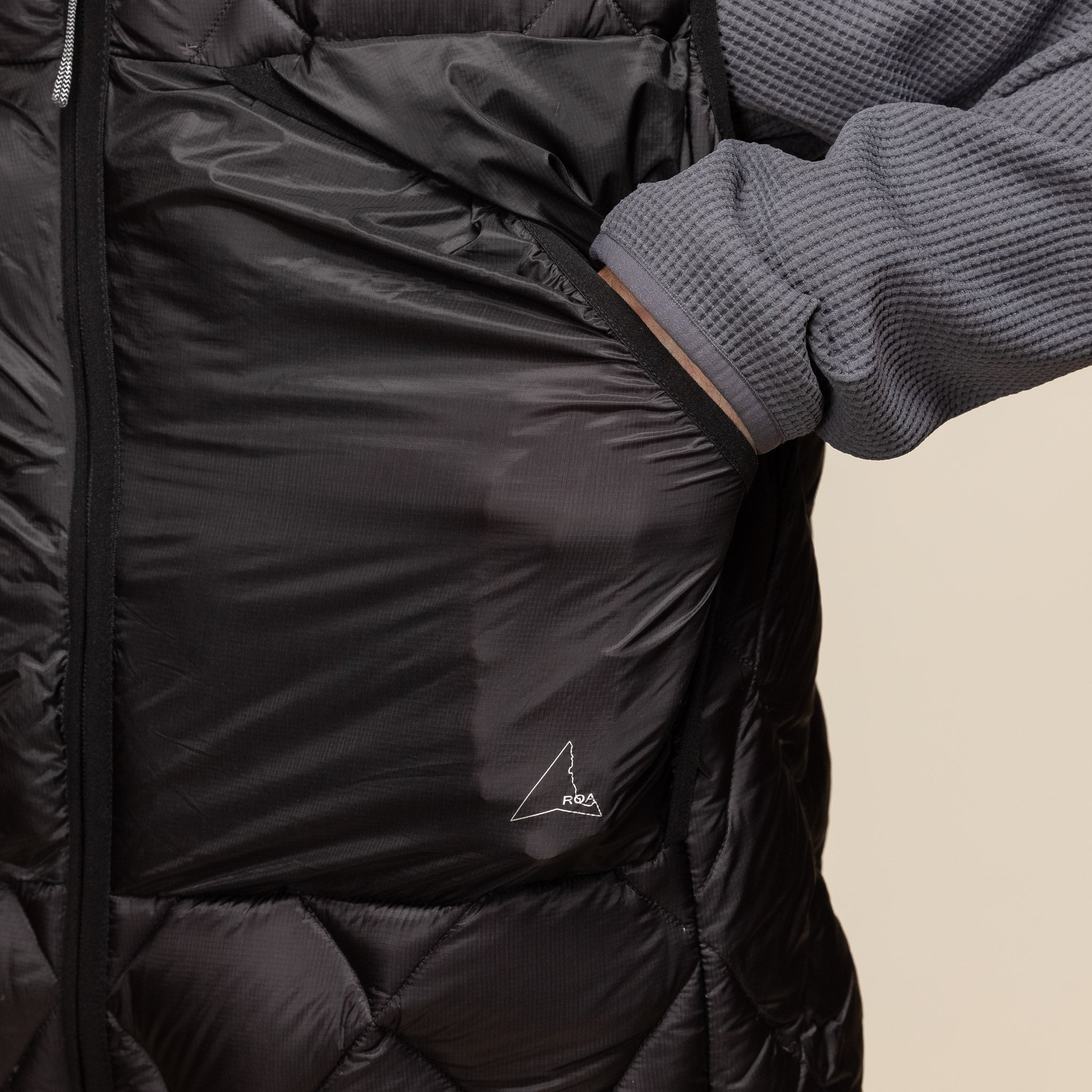 Roa Hiking - Light Down Vest Jacket - Black | T.T.O.O
