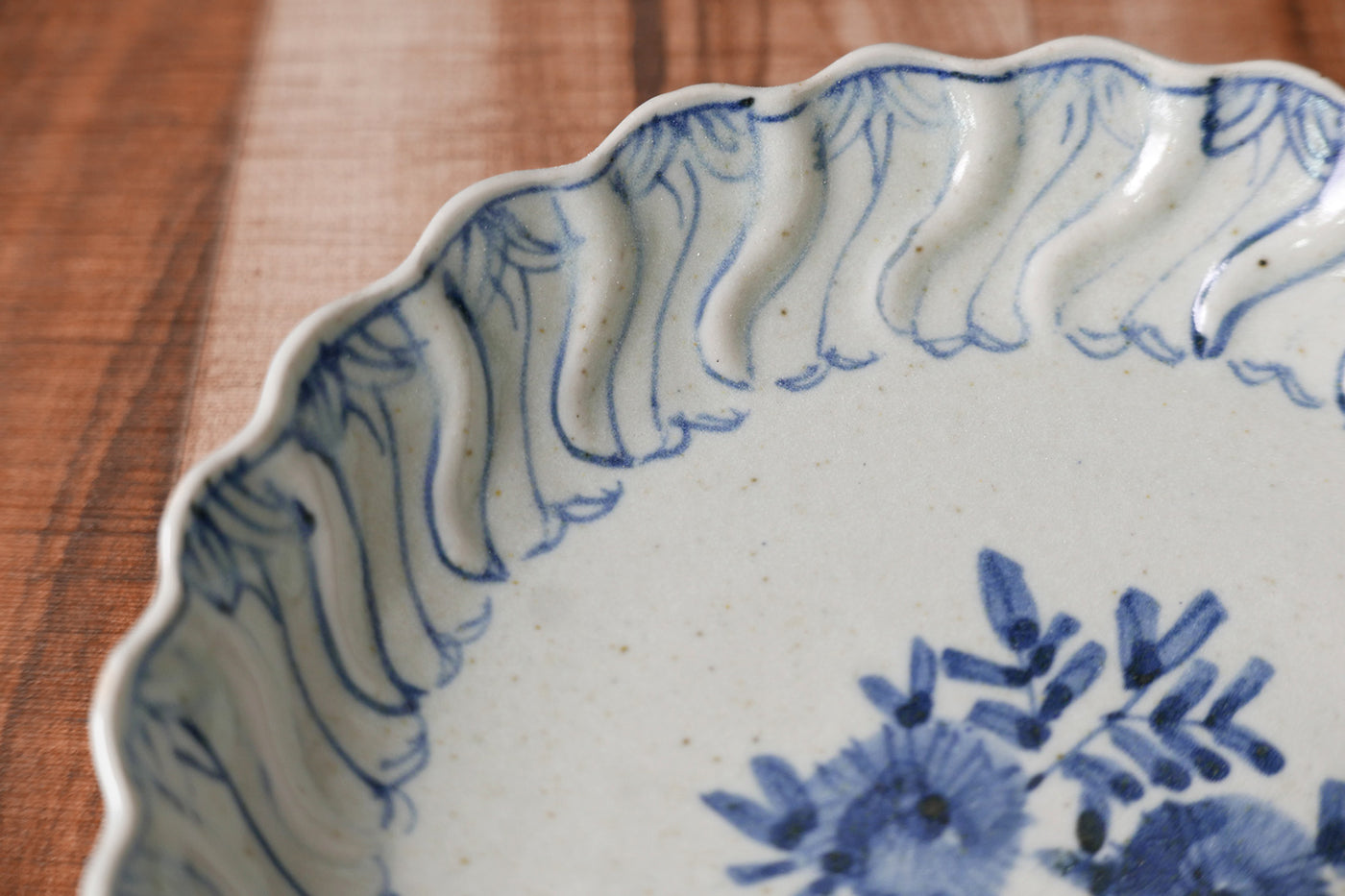 染付捻文六寸輪花皿 – TOKITOIRO onlineshop