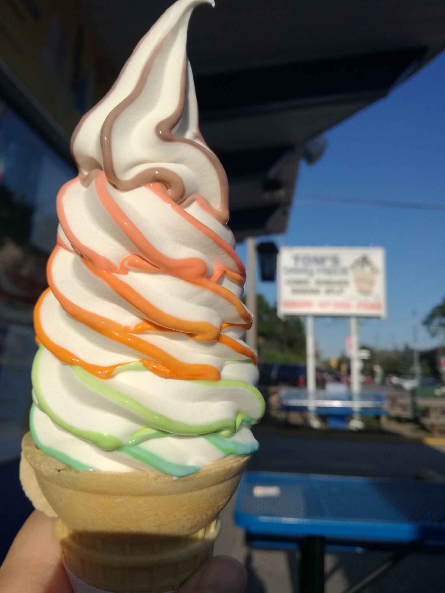 青空に映える！レインボーソフトクリーム | TORJA