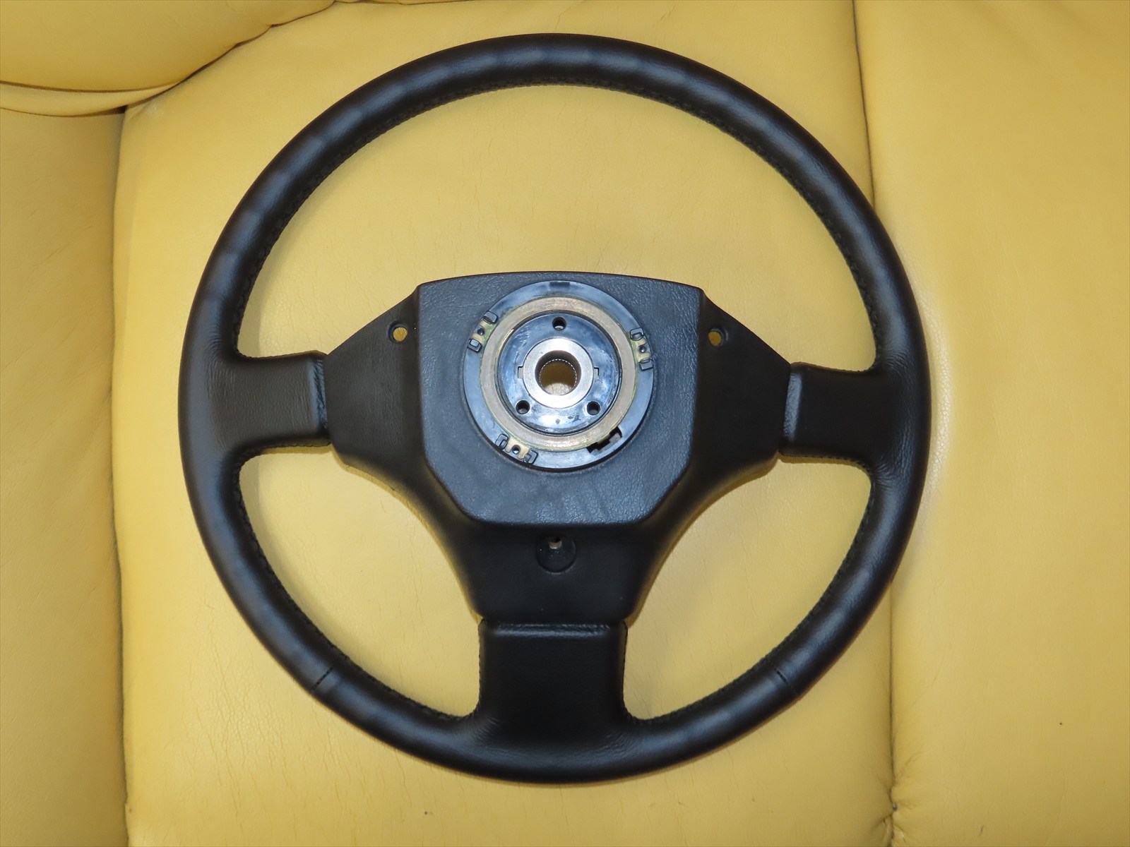 トヨタ：ランドクルーザーの純正ステアリングハンドルの本革巻き直し