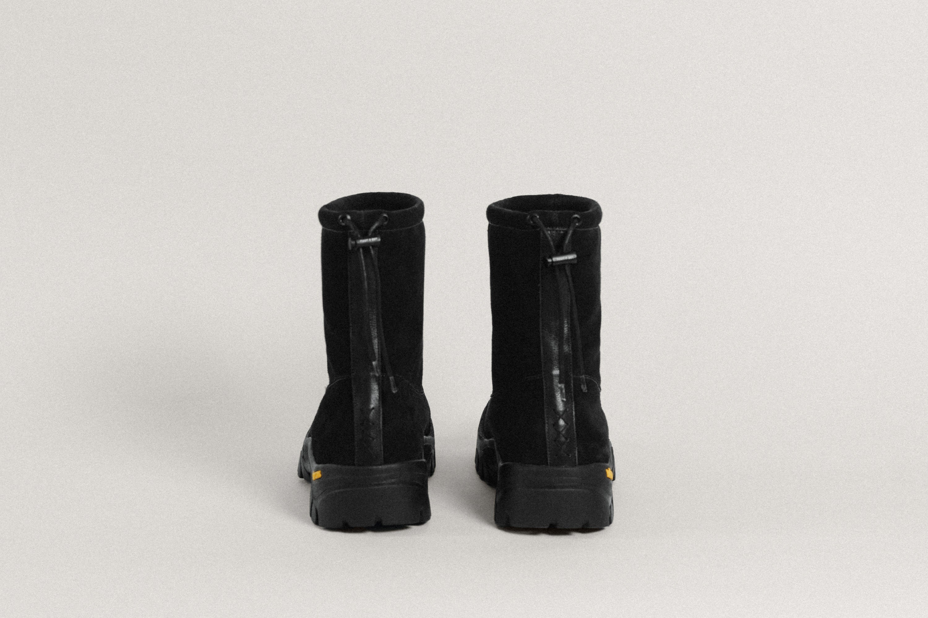 BOOTS MASSOT BLACK – TOUT Y EST JP