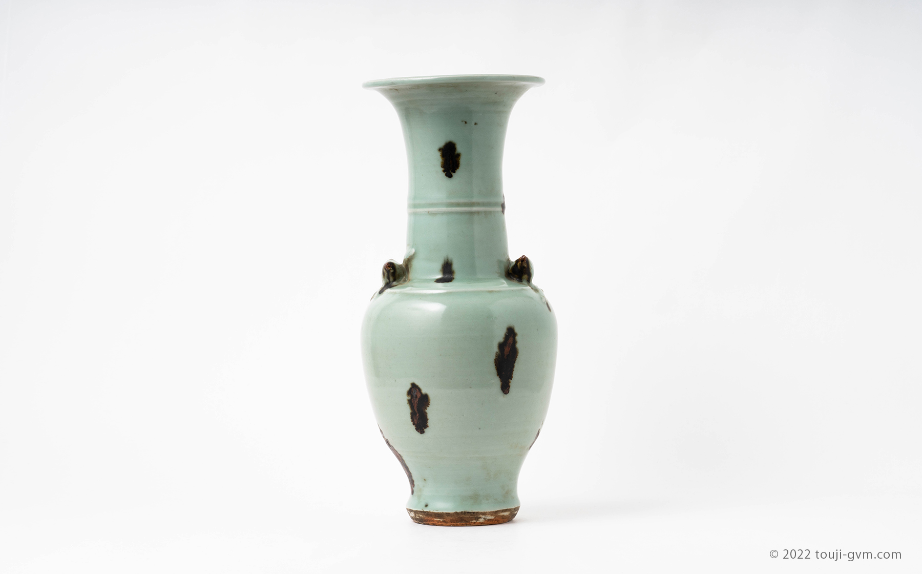 龍泉窯 飛青磁貼花桃文花生 – Longquan Celadon | 陶磁オンライン